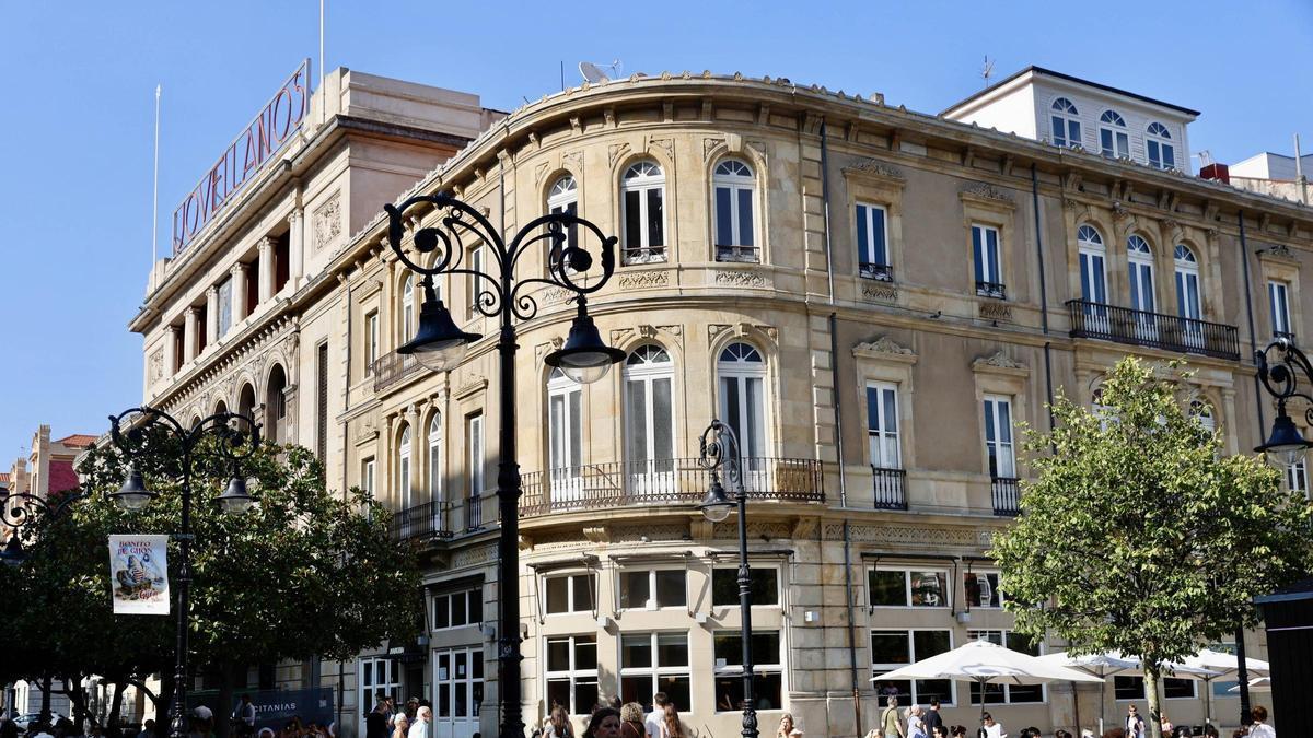 Manzana del Café Dindurra y del teatro Jovellanos donde se crearán viviendas de lujo.