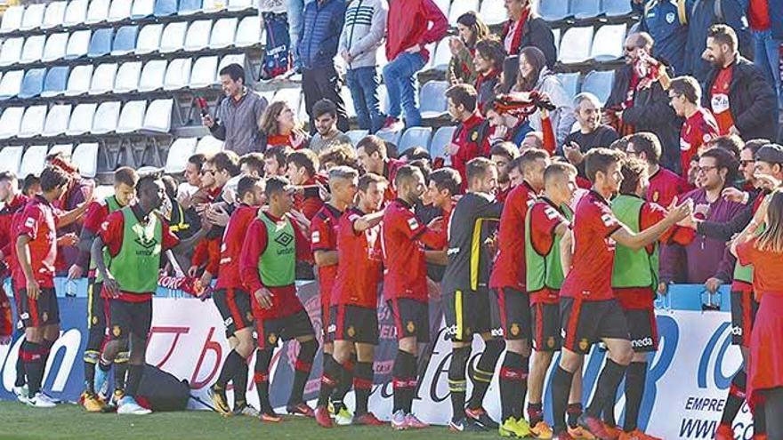 Los jugadores del Mallorca estrechan las manos de los aficionados que se desplazaron ayer a Lleida tras el partido.