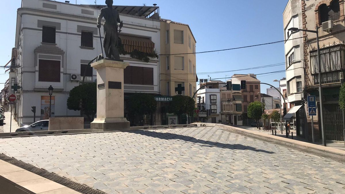 La fuente de la plaza de España lleva días sin agua.