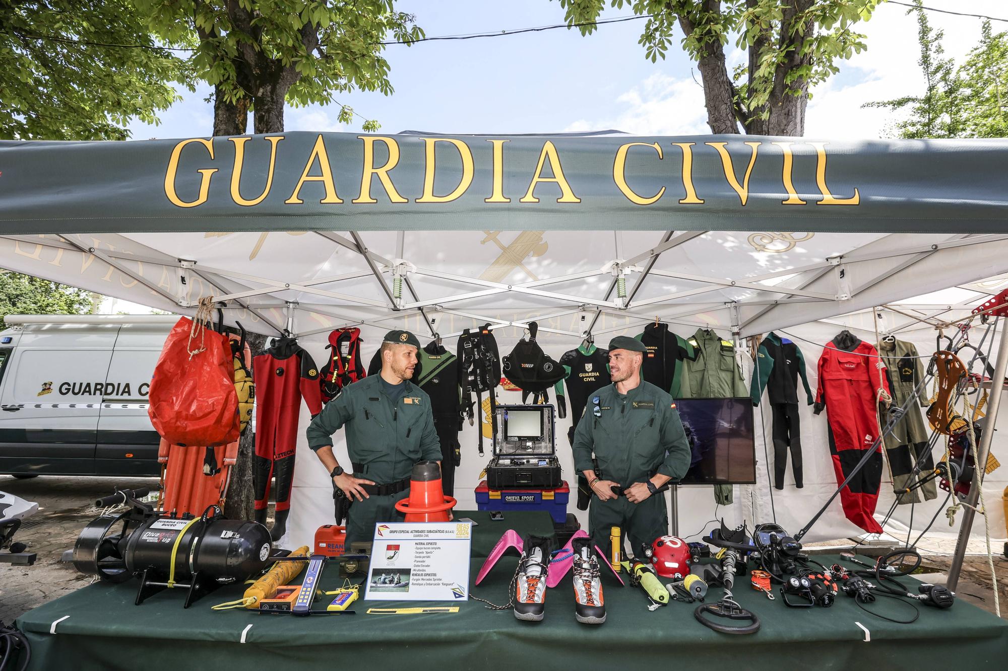 El izado de la bandera y la exposición del Bombé abren los actos del Día de las Fuerzas Armadas en Oviedo.