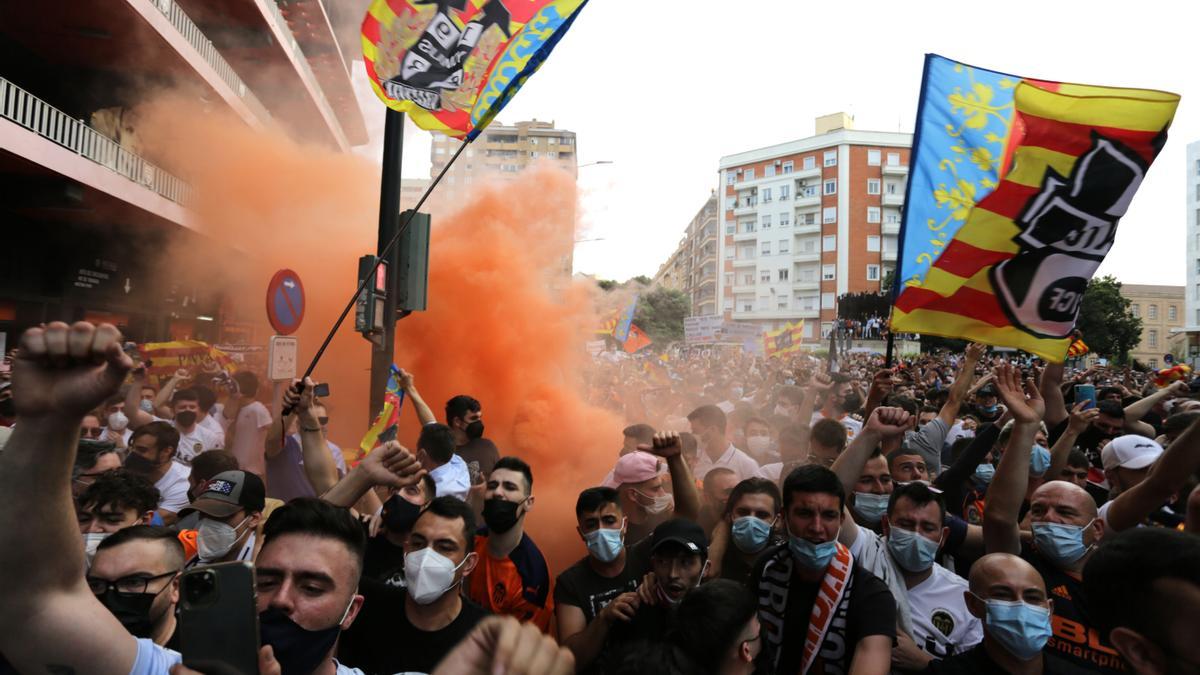 Las imágenes de la marcha de la afición valencianista contra Lim