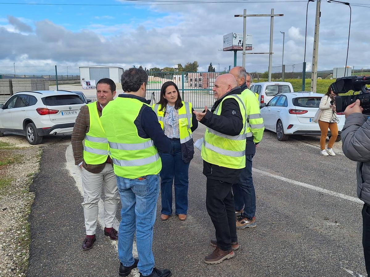 La delegada conversa con concejales y técnicos en la carretera de Puente Genil.
