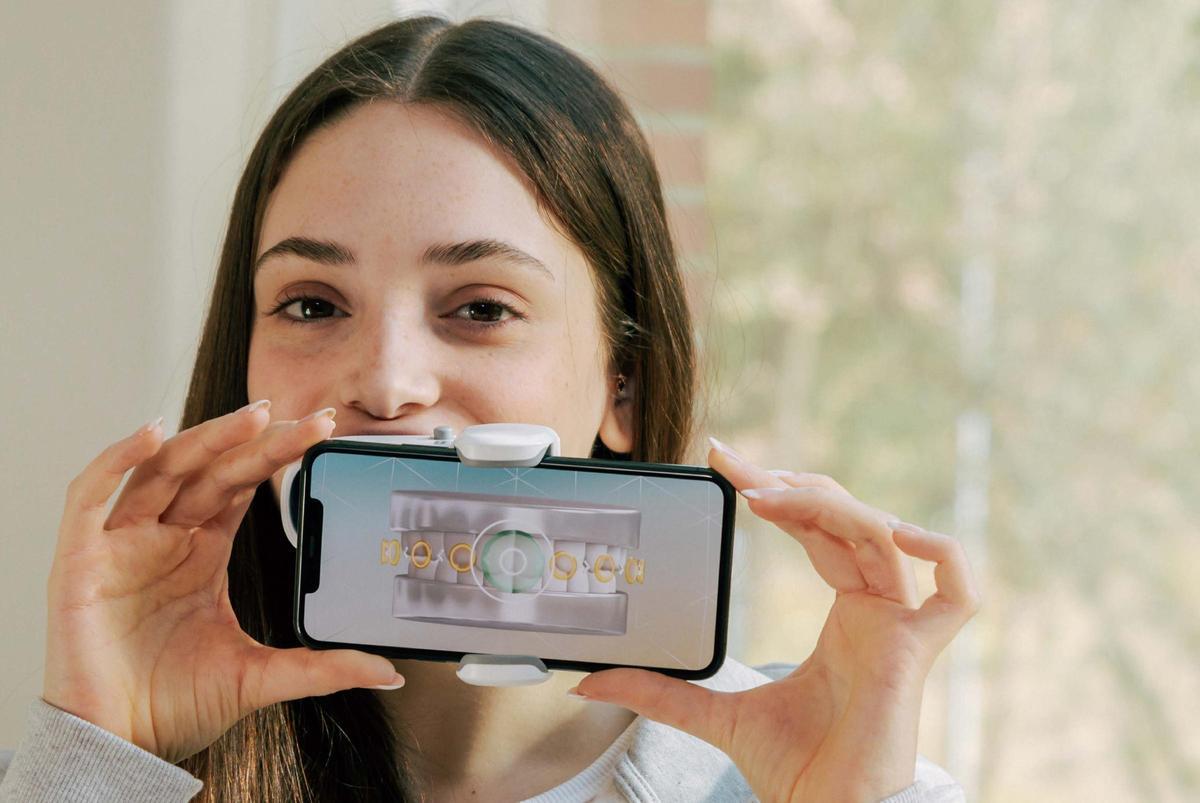 Gracias a Dental Monitoring, los pacientes pueden controlar su ortodoncia desde casa con solo una app y un escáner portátil.