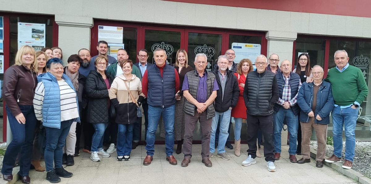 De izquierda a derecha, Pilar García, Deli González, Conchi Fernández, Serena Cimadevilla, Eva Albuerne, Marigel García, Monchu Arnaldo, Leo Llano, José Manuel Sariego, Andrés Vallina, Irundina González, Laude Martínez, Mino García, Noelia Pereira, Roberto Álvarez, Gabriel Martínez, Ignacio Cabo, Leonor Pérez, Amador García, Darío Alvarez, José Vicente González, Laura Cabo, José Luis Cabo y Fernando Delgado.