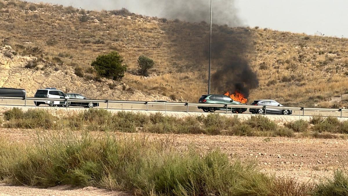 El coche en llamas.