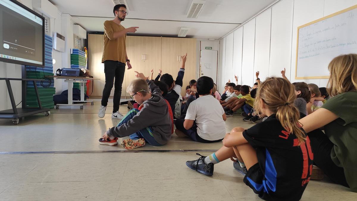 El músic i compositor empordanès Joel Riu xerrant amb els alumnes de l'escola Carme Guasch.