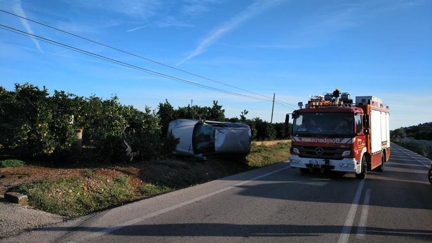 Una conductora queda atrapada al volcar su coche en la salida de Pego