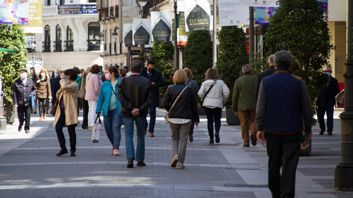 Persones caminant pel carrer