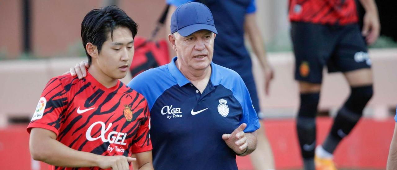 El técnico del Real Mallorca, Javier Aguirre, da instrucciones a Kang In Lee durante el partido en Son Bibiloni frente al Sporting. | GUILLEM BOSCH