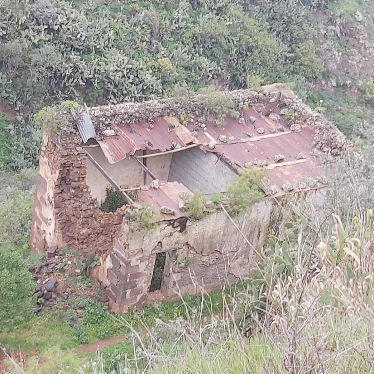 Vista desde la zona alta de la montaña de la ermita, con sus desprendimientos.
