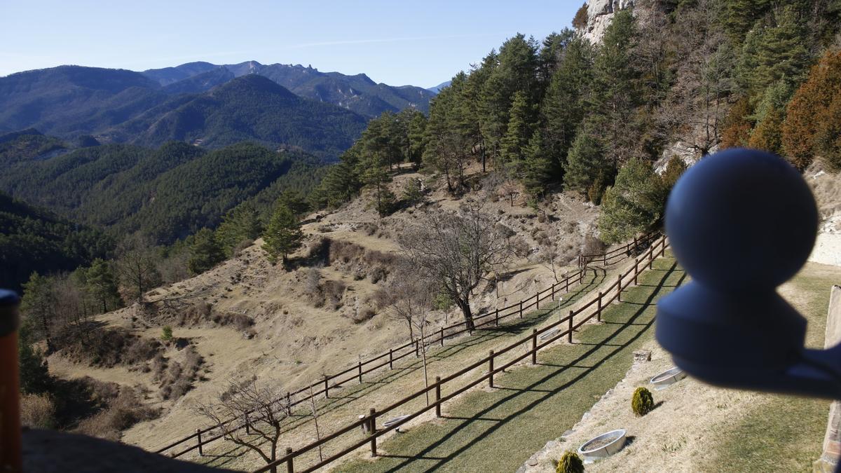 Una de les càmeres del projecte amb el Berguedà de fons