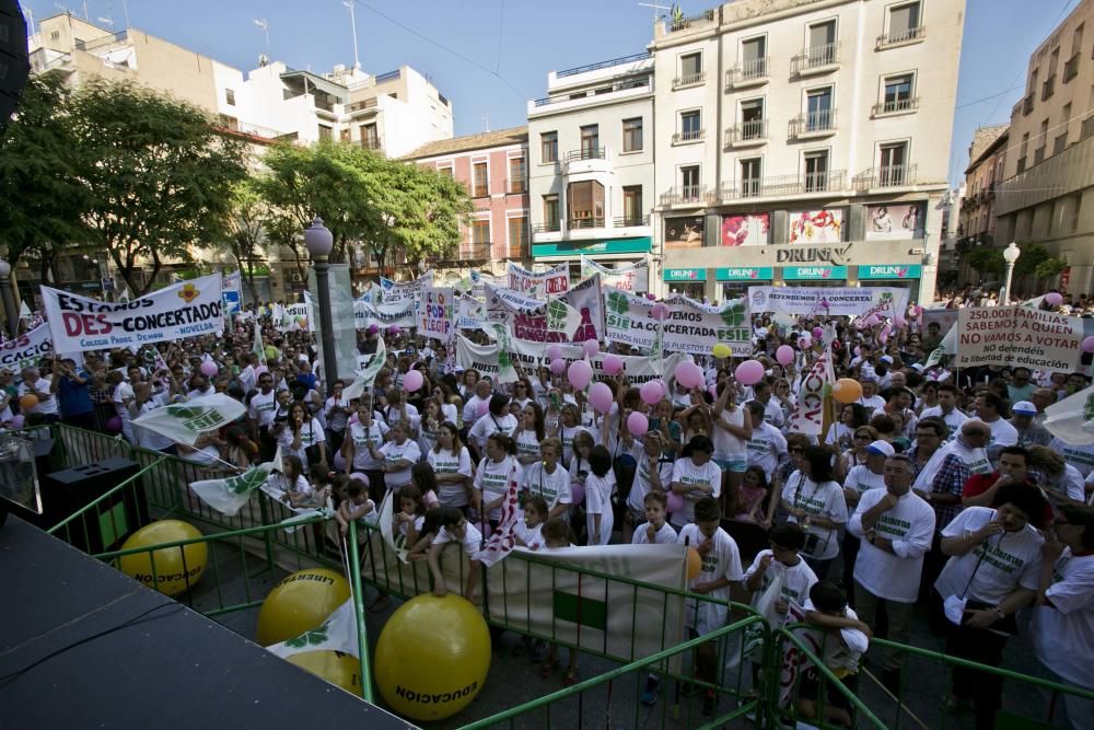 Los manifestantes de diferentes puntos de la provincia piden que sus hijos mantengan la libertad a la hora de optar por esta educación