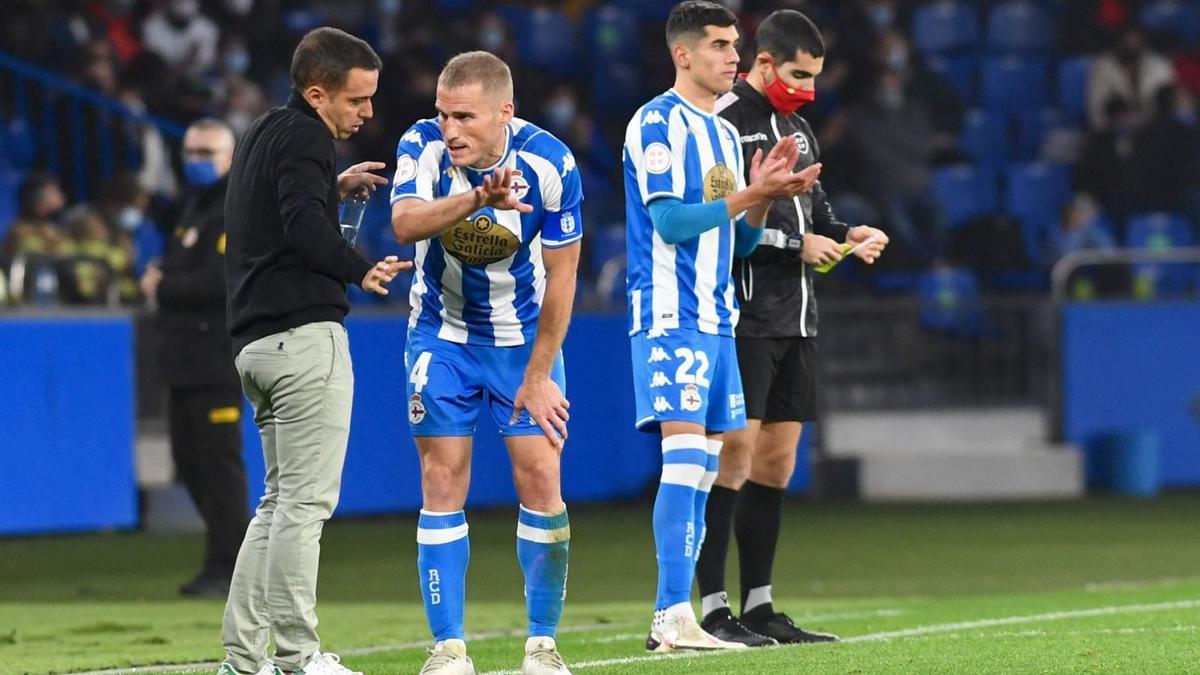 Borja Jiménez da instrucciones a Álex Bergantiños. |  // CARLOS PARDELLAS