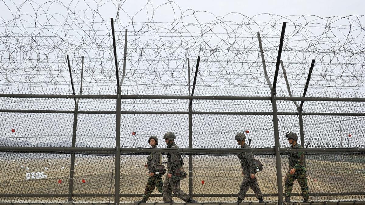 Soldados surcoreanos vigilian la zona militarizada DMZ en la frontera con Corea del Norte.