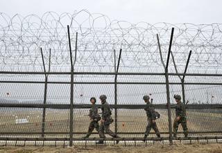 Un soldado de Corea del Norte deserta al Sur a través de la frontera