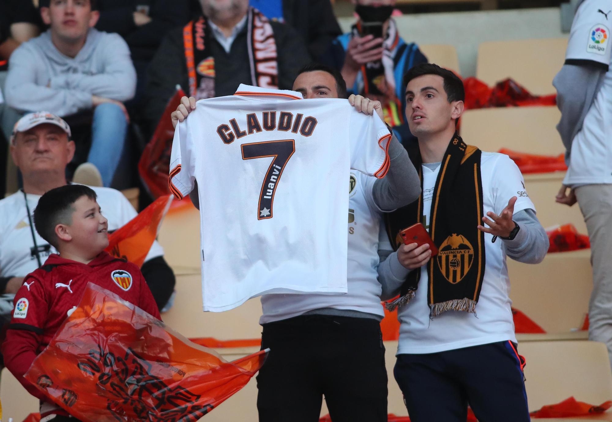 La afición valencianista llena de color el estadio de la Cartuja