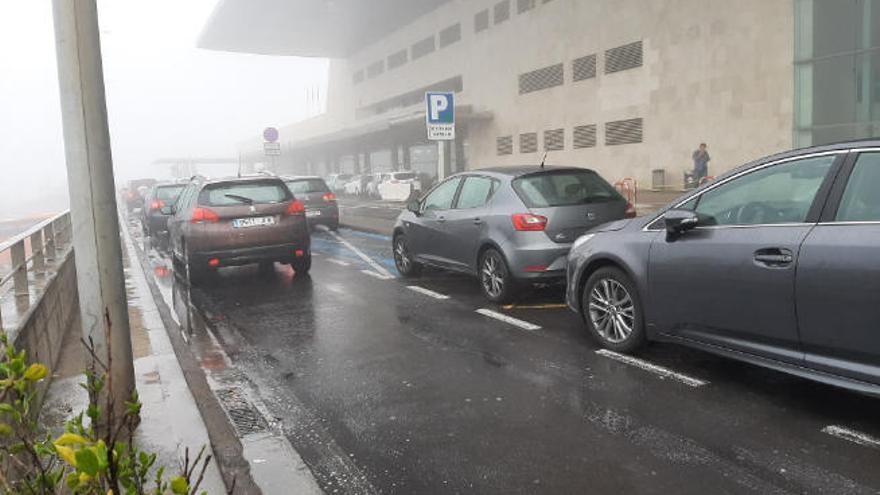 Numerosos particulares acudieron con sus vehículos a buscar a familiares o amigos frente a la terminal de Tenerife Norte y los taxis aumentaron ligeramente su actividad por los desvíos y cancelaciones.