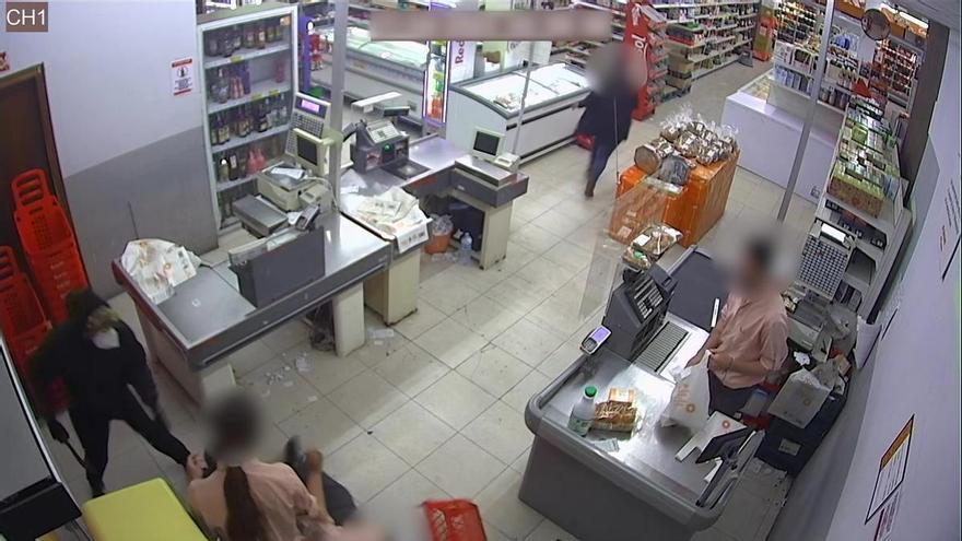 Vídeo: Una cajera frustra el robo a un supermercado valenciano al atacar al ladrón con una cesta