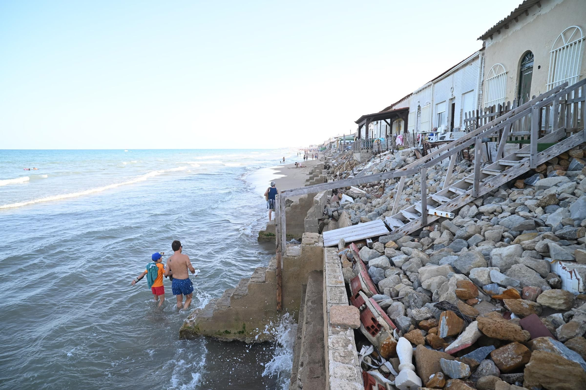 Corazones rotos en playa Babilonia: Los vecinos piden apoyo para mantener las casas en pie