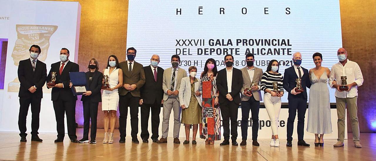 Fotografía de familia con todos los galardonados al final de la Gala Provincial del Deporte, celebrada ayer. | D.P.