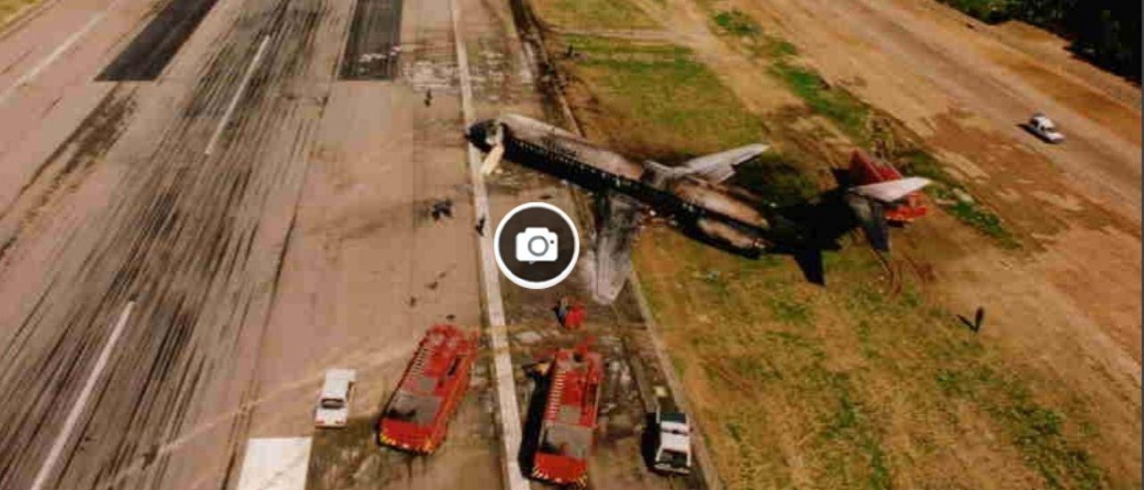 Estado en el que quedó el avión tras el accidente sobre la pista del aeropuerto de Vigo.