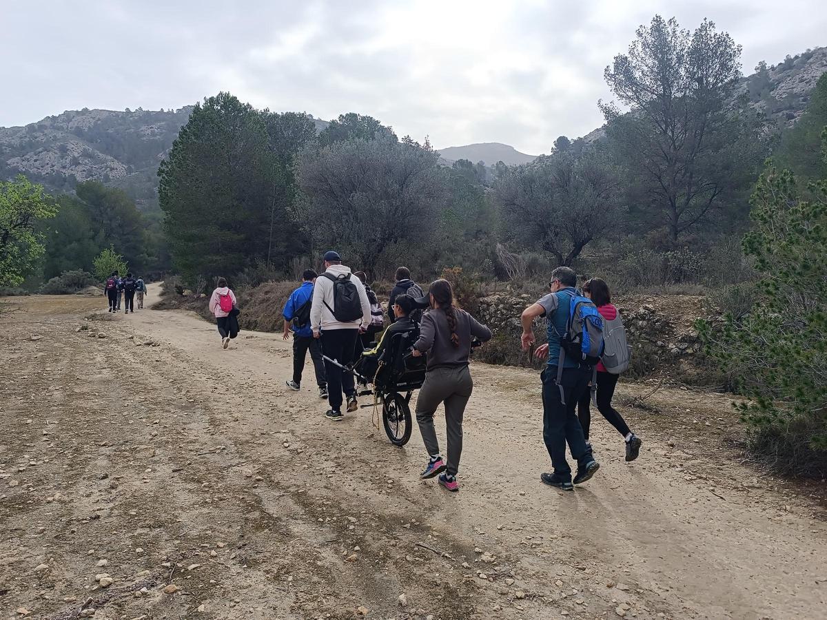 Alumnos del IES Cap de l'Horta participando en una ruta inclusiva en la montaña
