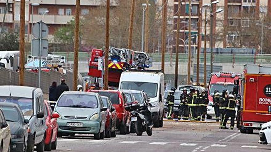 Serveis d&#039;emergències al lloc dels fets, a la Verneda.