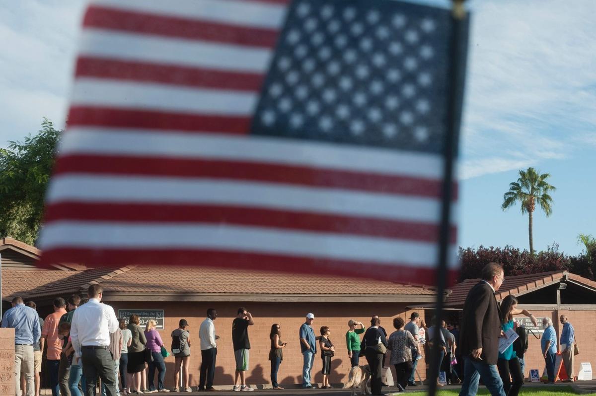 Cola de votantes en el exterior de un colegio de Scottsdale, Arizona.