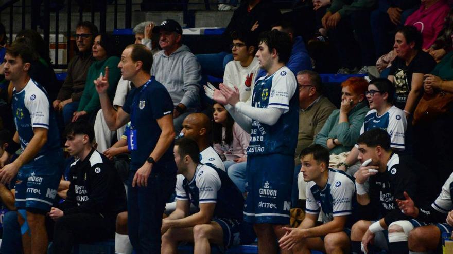 Quique Domínguez da instrucciones a sus hombres en el duelo ante el Valladolid.