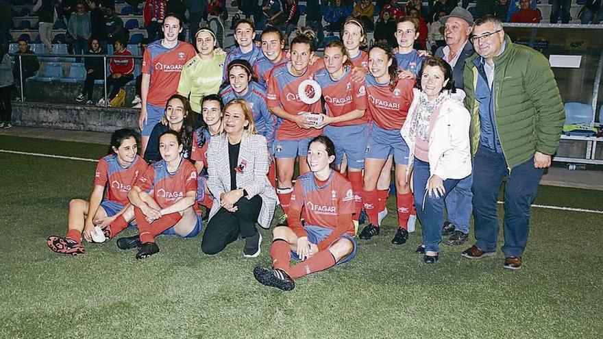 Las jugadoras del Umia posan con el trofeo que las reconoce como segundas clasificadas. // FdV