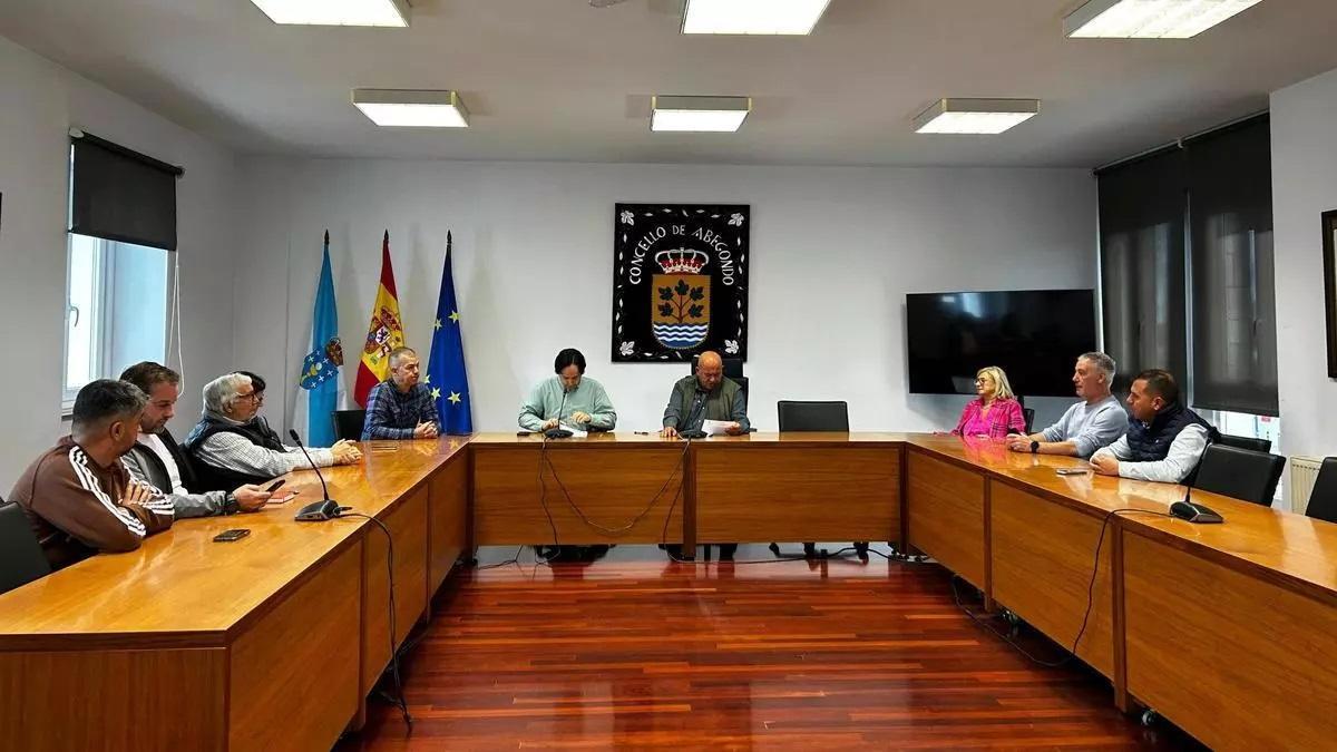 La Corporación municipal, durante un pleno extraordinario en Abegondo.