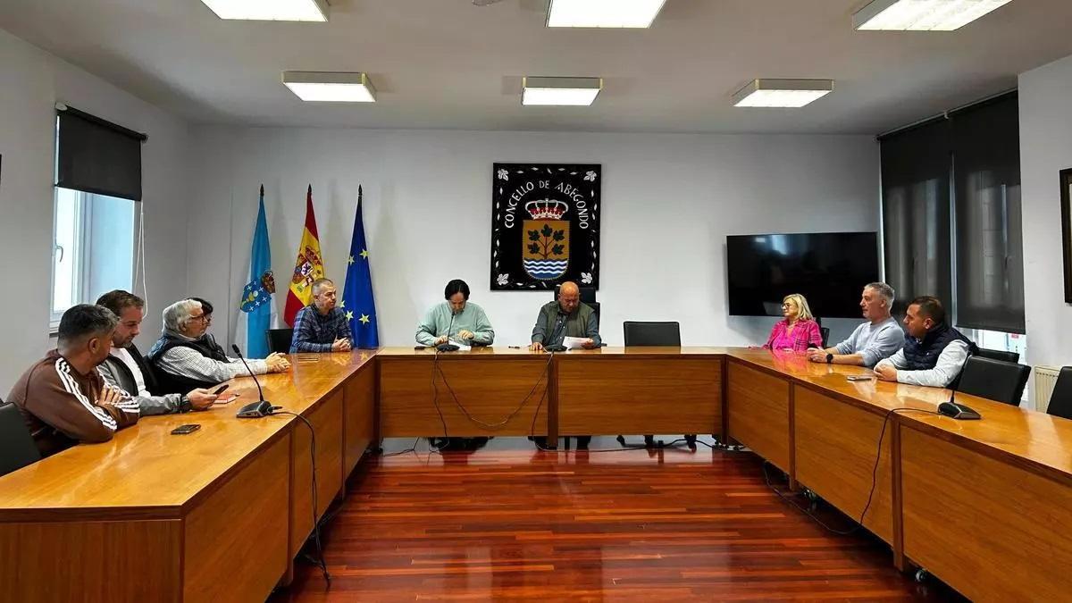 La Corporación municipal, durante un pleno extraordinario en Abegondo.