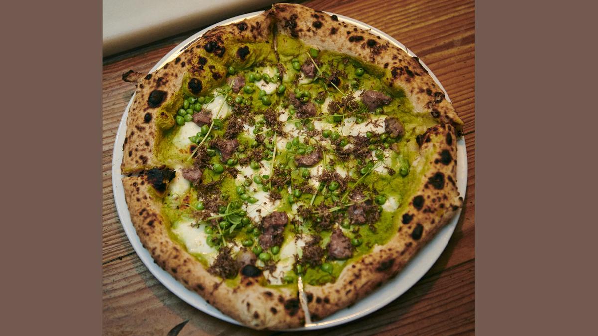 Pizza: la pizza de Sartoria Panatieri de guisantes y butifarra de jabalí