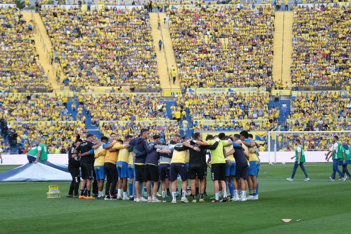 La piña de los jugadores, antes del inicio de la contienda ante el Alavés.