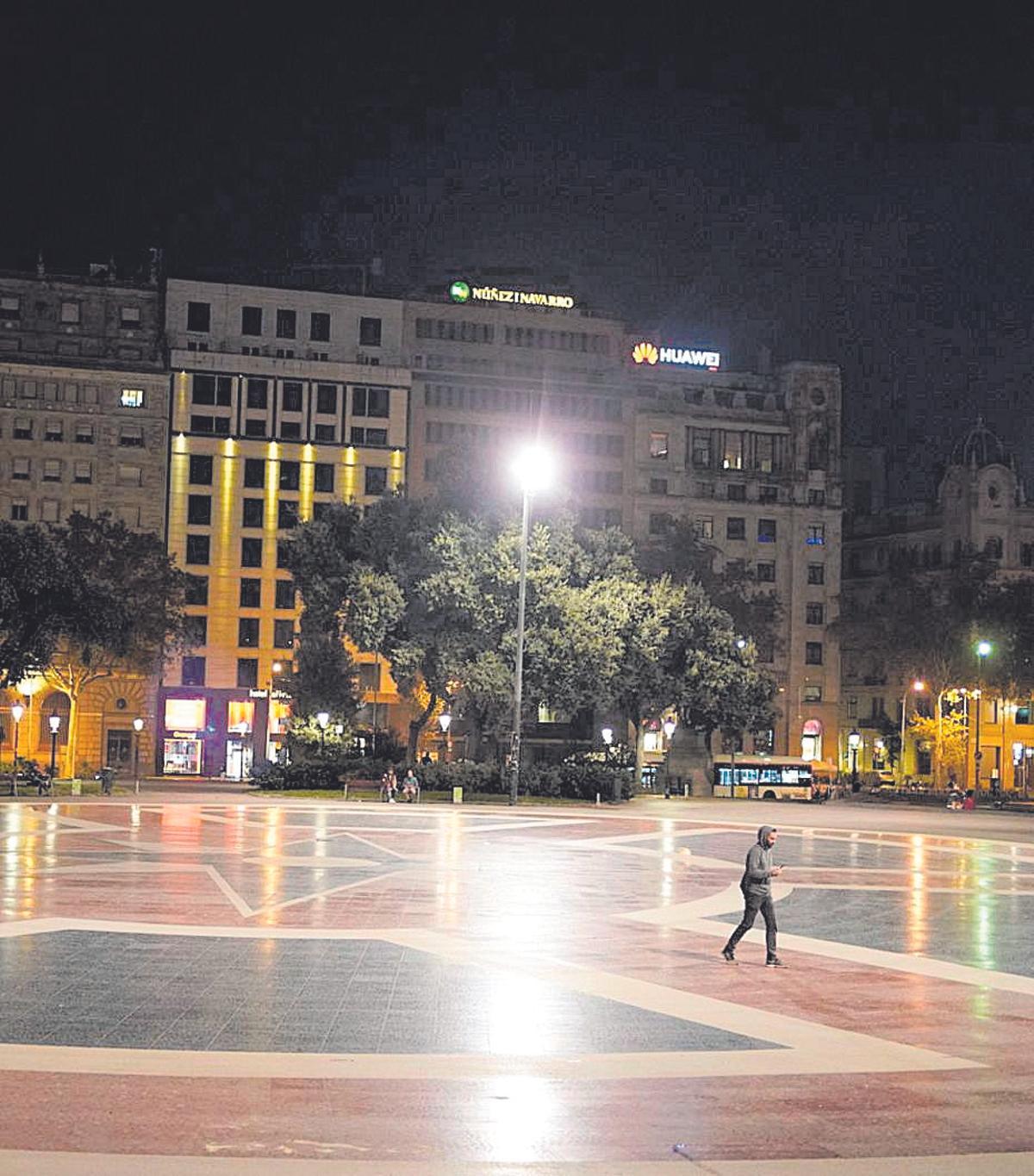 Una plaza de Barcelona, poco antes del toque de queda.