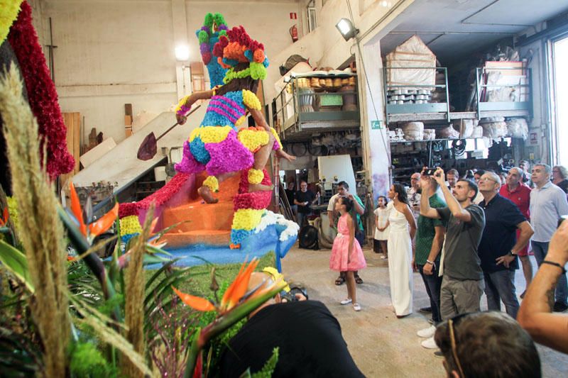 Preparación de las carrozas para la Batalla de Flores