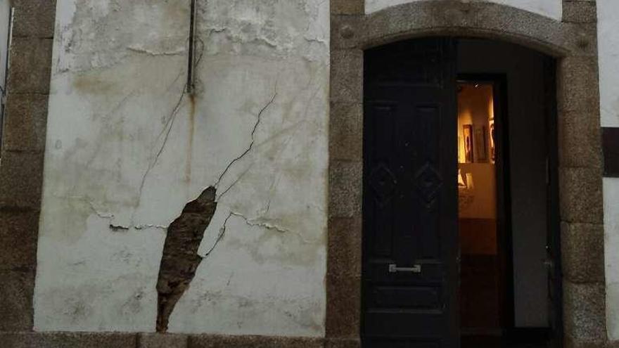 Desconchados y grietas en la fachada de la capilla de Sada.