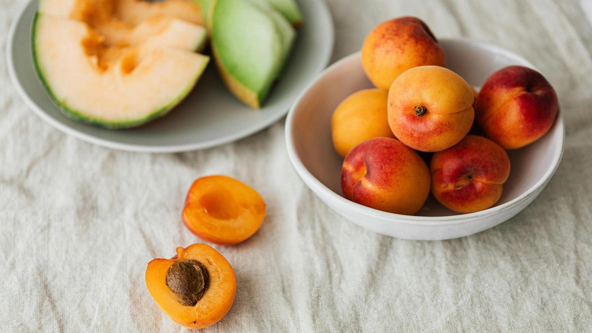 Hay muchas frutas y verduras de verano, como el albaricoque y el melón