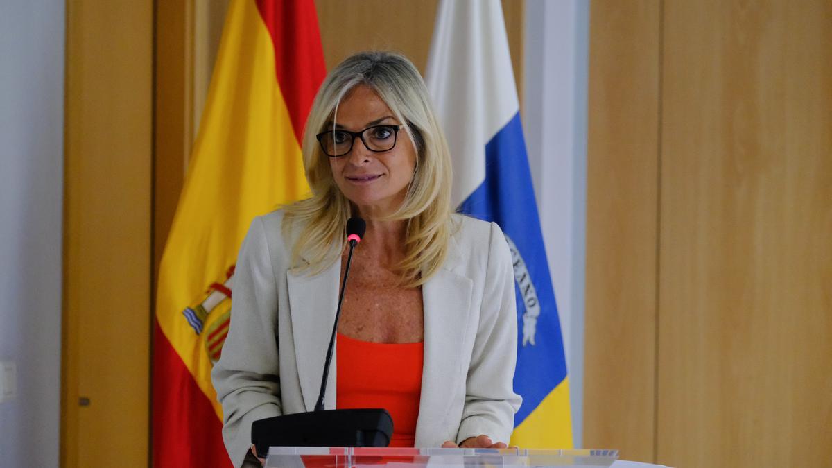 La consejera de Sanidad del Gobierno de Canarias, Esther Monzón, asiste a la toma de posesión de los nuevos altos cargos de su departamento.