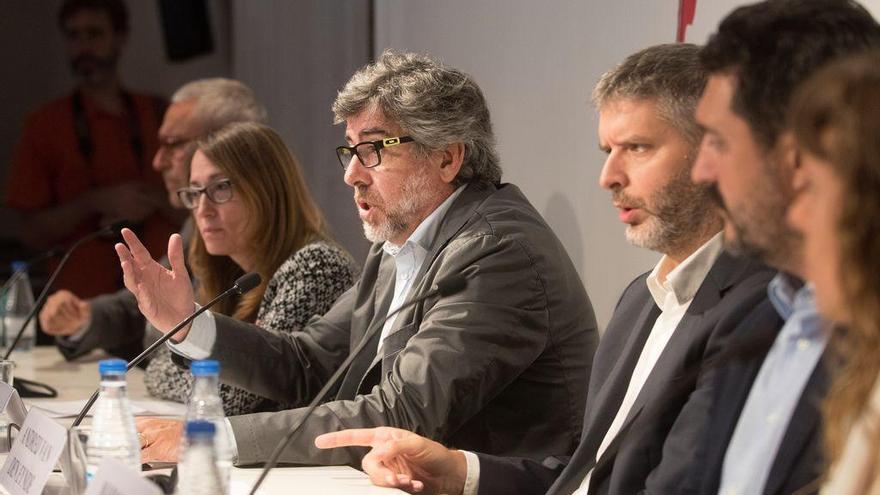 Los abogados de los nueve líderes independentistas presos, ayer, en su comparecencia. // Efe