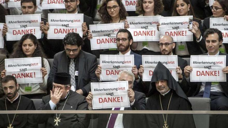 Armenios invitados a la sesión del Bundestag dan las gracias a los parlamentarios alemanes. // Efe
