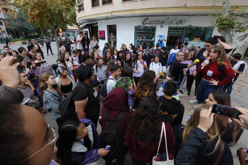 Alrededor de un centenar de alumnos de instituto se manifestaron ayer en las calles de Vila