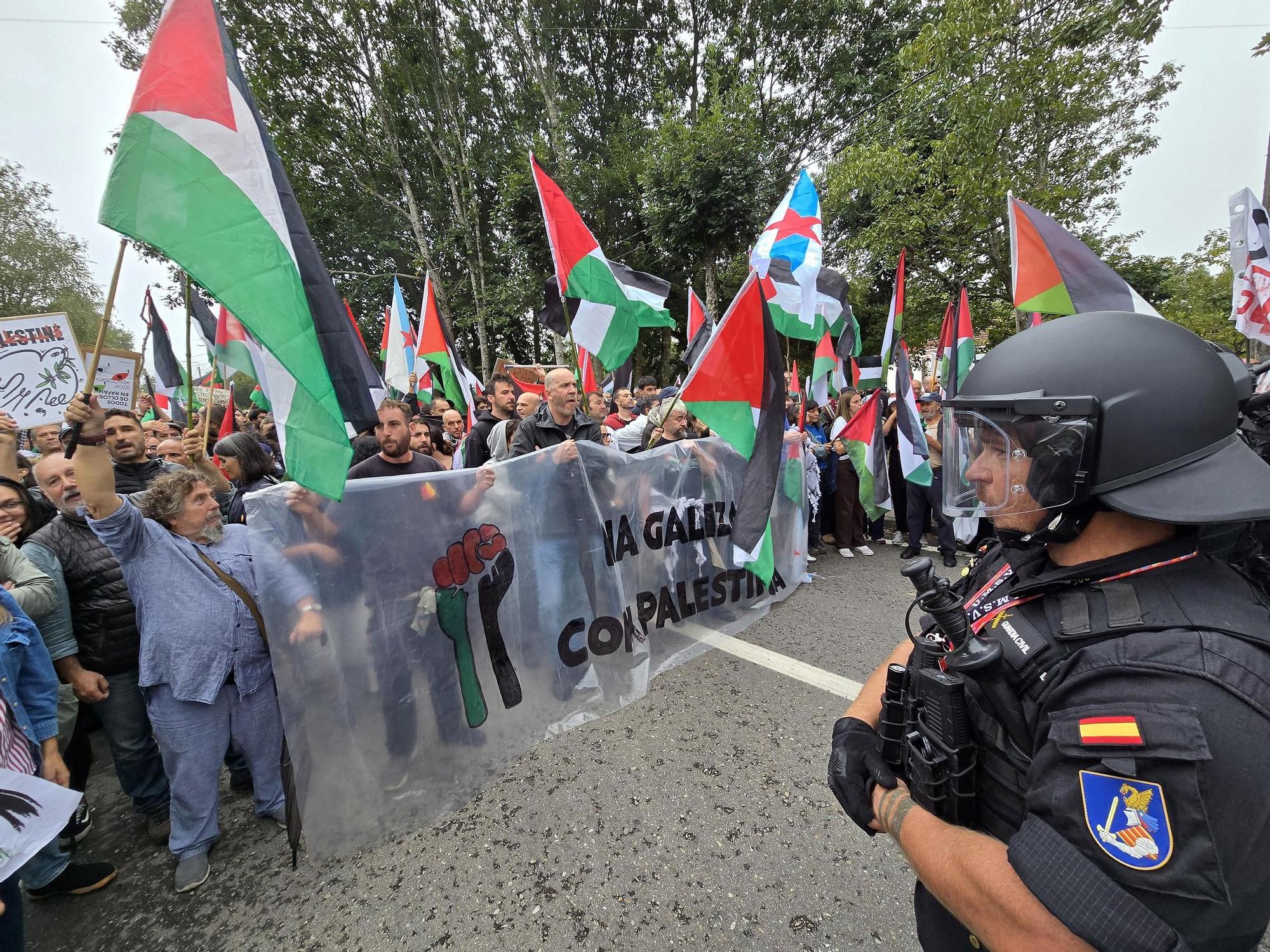 Concentraciones contra el equipo de Israel por el genocidio en Gaza durante el paso de La Vuelta por Pontevedra