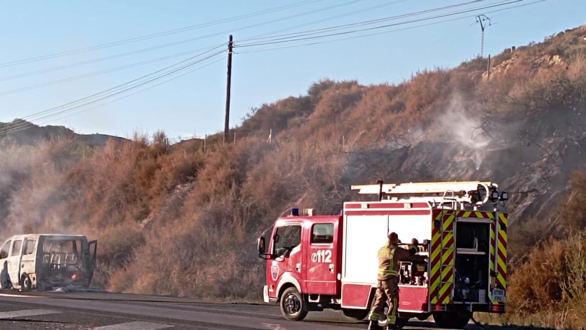 Un camión de bomberos desplazado en Mula para apagar las llamas de la furgoneta calcinada.