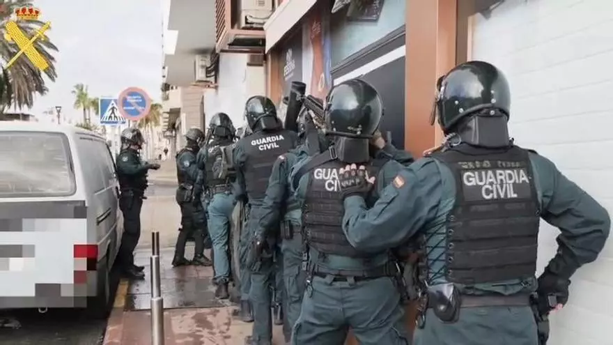 Alarma por venta de drogas en una vivienda en Fuerteventura, un arma simulada y robos