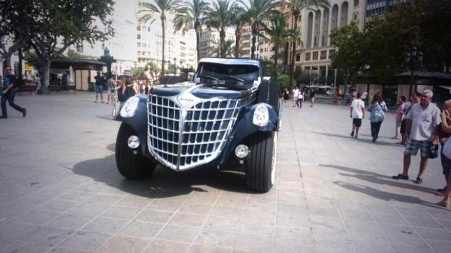 El Black Spider del jeque en la plaza del Ayuntamiento.