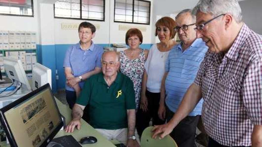 El profesor Federico Castellón, con los alumnos que han realizado la completa web del barrio y que seguirá creciendo.