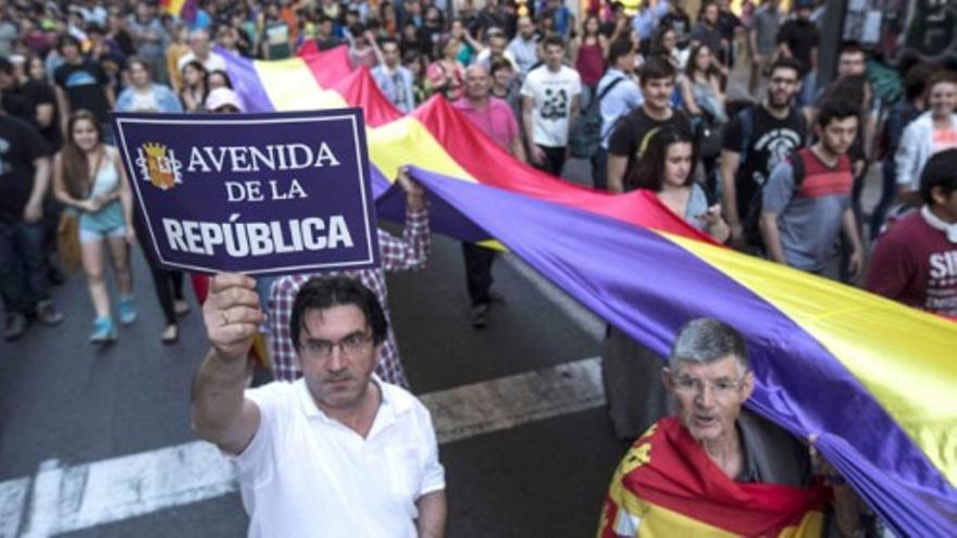 La gente sale a la calle por la Tercera República