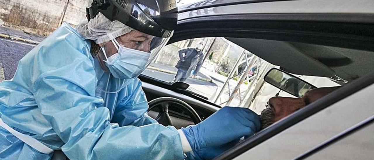 Extracción para una PCR en el autocovid de Langreo.