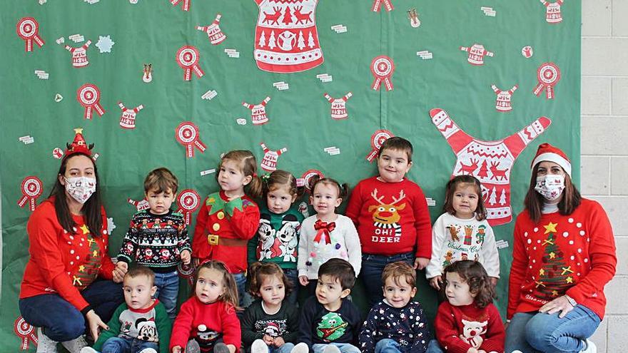 Alumnos y docentes del Mª Inmaculada con jersey navideño.